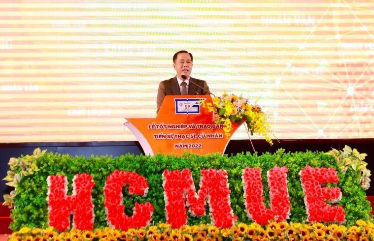 GS.TS Huỳnh Văn Sơn phát biểu tại lễ trao bằng tốt nghiêp, sáng 17/7. GS.TS Huỳnh Văn Sơn phát biểu tại lễ trao bằng tốt nghiêp, sáng 17/7.