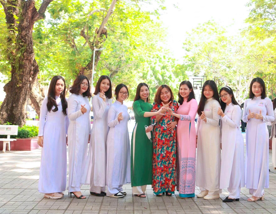 Thí sinh Đào Thanh Trúc (bìa phải) cùng giáo viên và các bạn lớp 12 Trường THPT Hùng Vương, TPHCM.