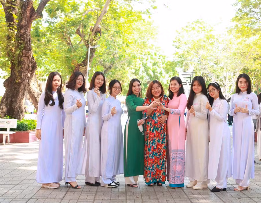 Thí sinh Đào Thanh Trúc (bìa phải) cùng giáo viên và các bạn lớp 12 Trường THPT Hùng Vương, TPHCM.