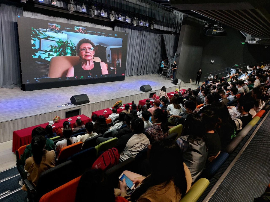 Giáo sư Françoise Barré-Sinoussi thuyết gảng trực tuyến cho giảng viên, sinh viên VLU.