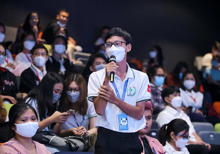 Sinh viên VLU đặt câu hỏi trực tiếp với GS Françoise Barré-Sinoussi tại buổi thuyết giảng.