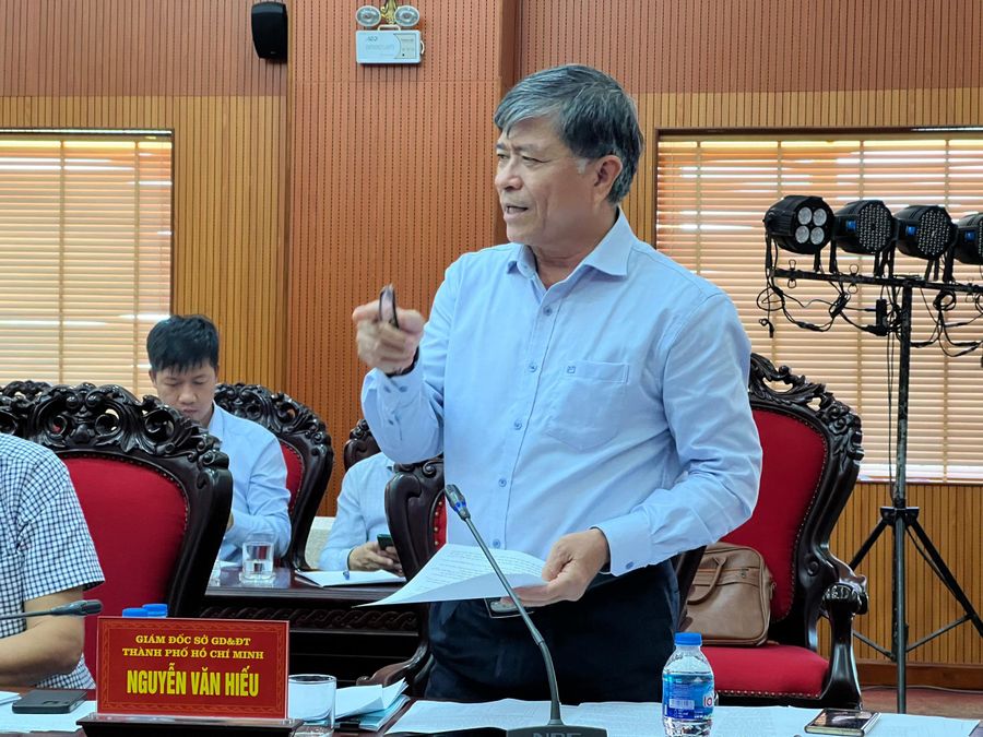  Ông Nguyễn Văn Hiếu - Giám đốc Sở GD&ĐT TPHCM, Cụm trưởng Cụm thi đua số 1 phát biểu.
