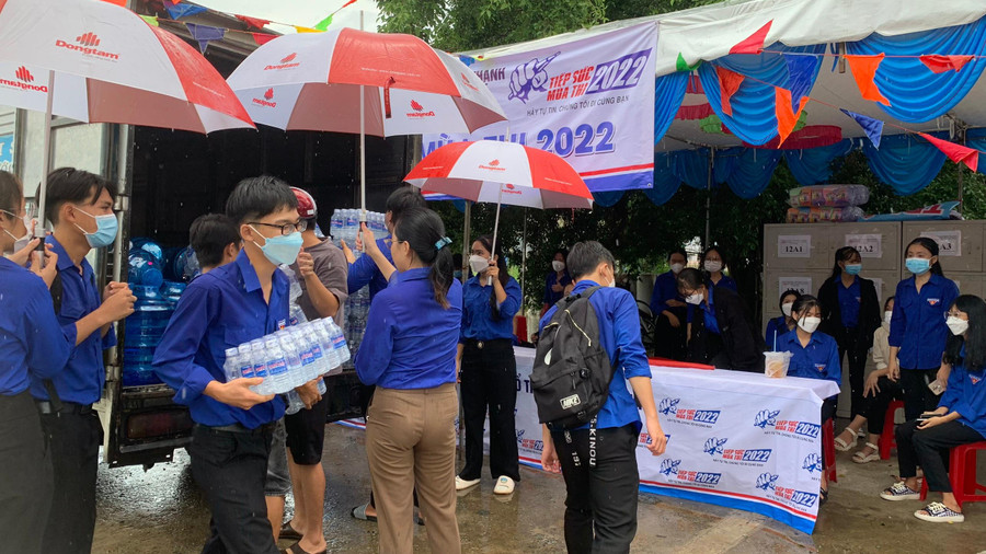 TNV chuẩn bị nước hỗ trợ thí sinh. TNV chuẩn bị nước hỗ trợ thí sinh.