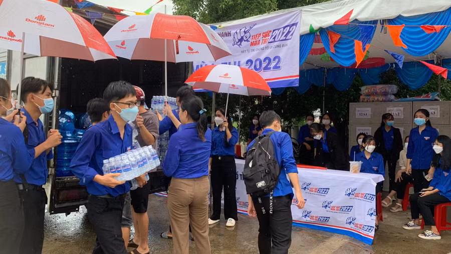TNV chuẩn bị nước hỗ trợ thí sinh.