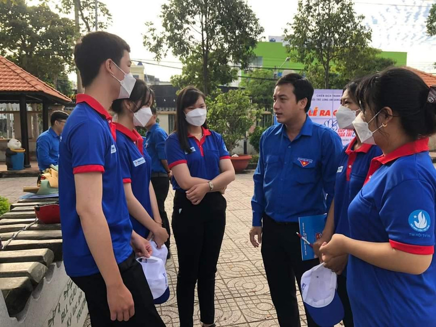 Anh Trần Hải Phú - Phó bí thư phụ trách Tỉnh đoàn Long An, trao đổi với các TNV. Anh Trần Hải Phú - Phó bí thư phụ trách Tỉnh đoàn Long An, trao đổi với các TNV.