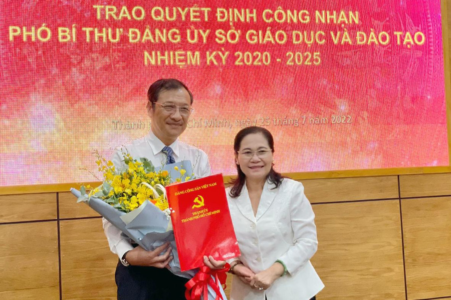 Phó Bí thư Thành ủy TPHCM Nguyễn Thị Lệ trao quyết định, chúc mừng ông Lê Hoài Nam.