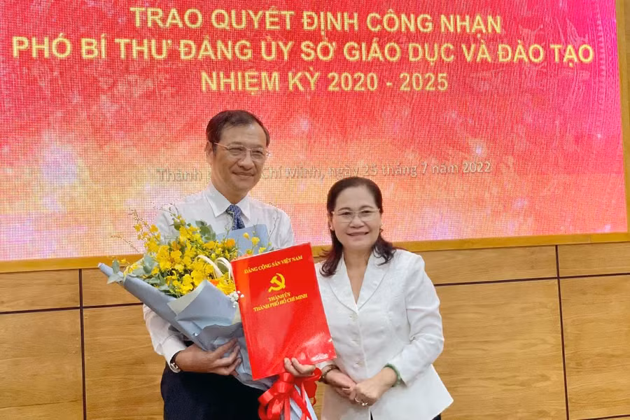 Phó Bí thư Thành ủy TPHCM Nguyễn Thị Lệ trao quyết định, chúc mừng ông Lê Hoài Nam.