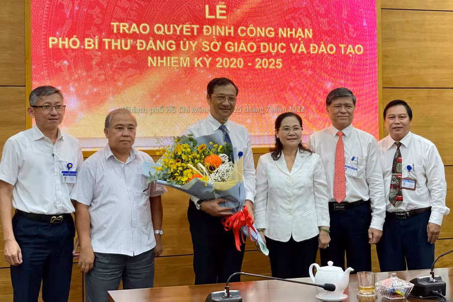 Phó Bí thư Thành ủy TPHCM Nguyễn Thị Lệ (thứ 3 từ phải qua) và Ban lãnh đạo Sở GD&ĐT TPHCM chúc mừng ông Lê Hoài Nam (thứ 3 từ trái qua).