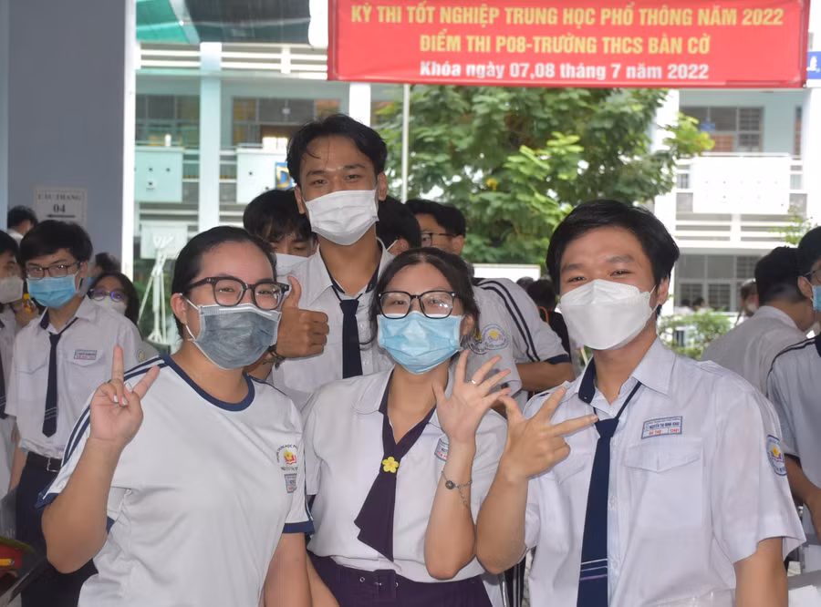 Thí sinh tại điểm thi THCS Bàn Cờ (Q.3, TPHCM) kết thúc môn thi trong tâm trạng vui vẻ.