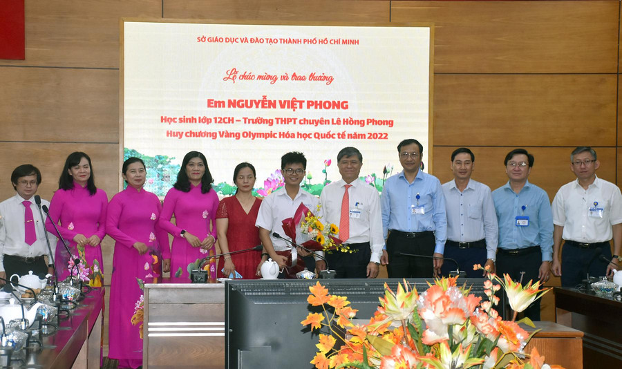 Nguyễn Việt Phong chụp hình cùng lãnh đạo Sở GD&amp;ĐT TPHCM, lãnh đạo Trường THPT chuyên Lê Hồng Phong và mẹ.