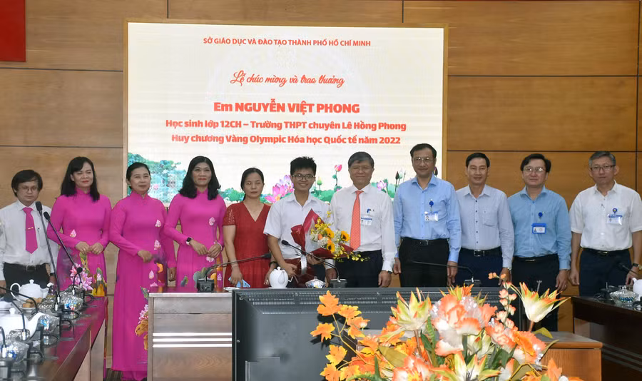 Nguyễn Việt Phong chụp hình cùng lãnh đạo Sở GD&amp;ĐT TPHCM, lãnh đạo Trường THPT chuyên Lê Hồng Phong và mẹ.
