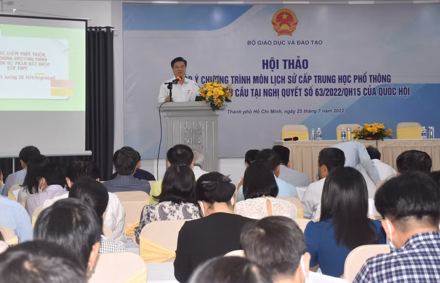 Thứ trưởng Nguyễn Hữu Độ phát biểu tại hội thảo.