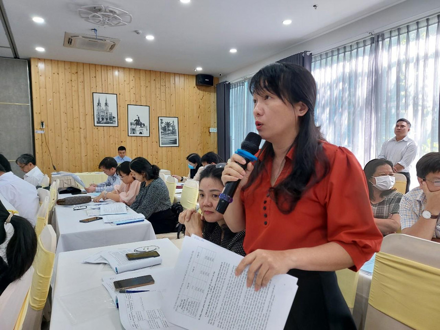 Cô Nguyễn Thị Thanh Trúc (GV Trường THPT Gò Quao, huyện Gò Quao, tỉnh Kiên Giang) phát biểu tại hội thảo. Cô Nguyễn Thị Thanh Trúc (GV Trường THPT Gò Quao, huyện Gò Quao, tỉnh Kiên Giang) phát biểu tại hội thảo.