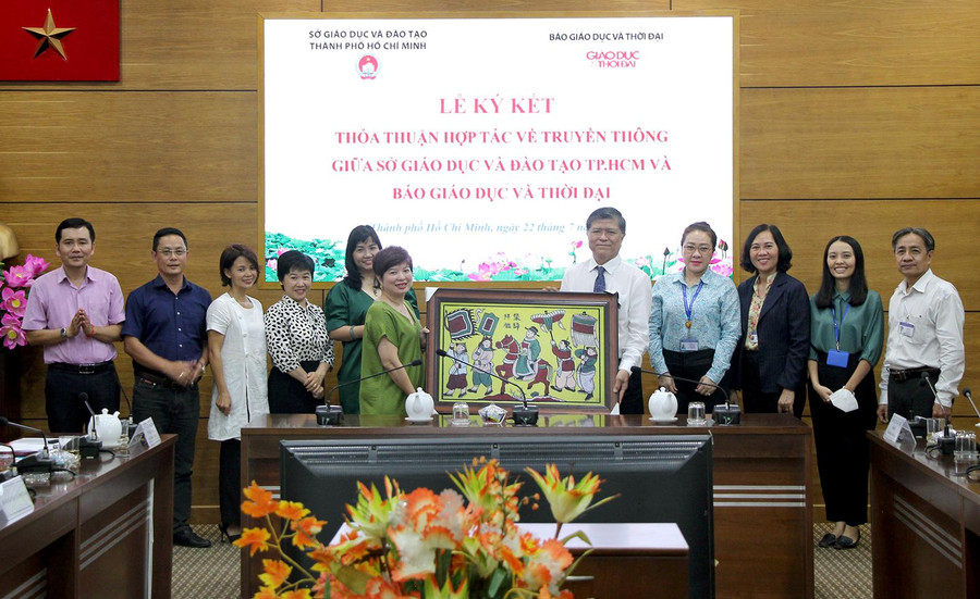 Phó Tổng Biên tập Báo Giáo dục&Thời đại Dương Thanh Hương trao tặng bức tranh "Vinh quy bái tổ" cho đại diện Sở Giáo dục&Đào tạo TP.HCM - Giám đốc Nguyễn Văn Hiếu. Phó Tổng Biên tập Báo Giáo dục&Thời đại Dương Thanh Hương trao tặng bức tranh "Vinh quy bái tổ" cho đại diện Sở Giáo dục&Đào tạo TP.HCM - Giám đốc Nguyễn Văn Hiếu.