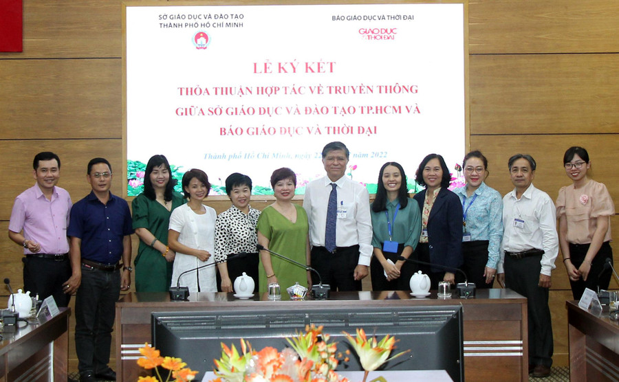 Hai đơn vị chụp ảnh lưu niệm. Hai đơn vị chụp ảnh lưu niệm.