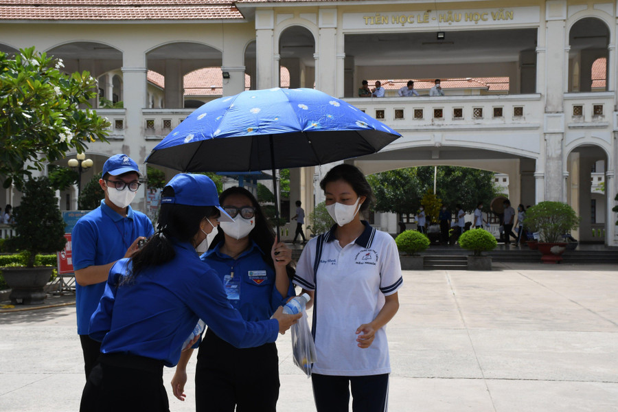 Thí sinh tại điểm thi THPT Đông Thạnh (huyện Cần Giuộc, tỉnh Long An) được các tình nguyện viên hỗ trợ. Thí sinh tại điểm thi THPT Đông Thạnh (huyện Cần Giuộc, tỉnh Long An) được các tình nguyện viên hỗ trợ.