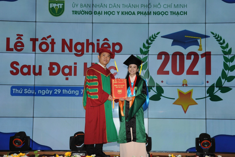 PGS.TS.BS Nguyễn Thanh Hiệp – Hiệu trưởng nhà trường trao bằng tốt nghiệp cho học viên. PGS.TS.BS Nguyễn Thanh Hiệp – Hiệu trưởng nhà trường trao bằng tốt nghiệp cho học viên.