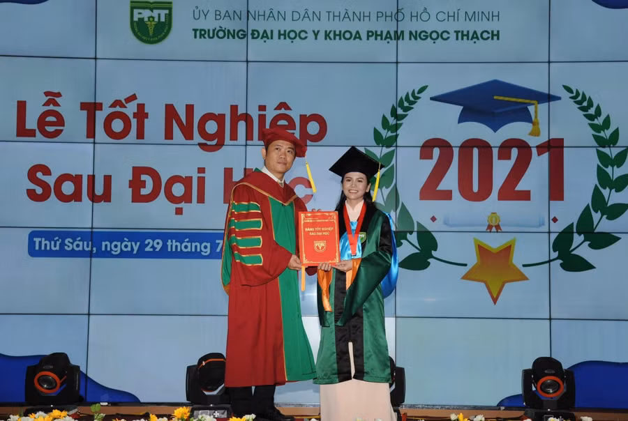 PGS.TS.BS Nguyễn Thanh Hiệp – Hiệu trưởng nhà trường trao bằng tốt nghiệp cho học viên.