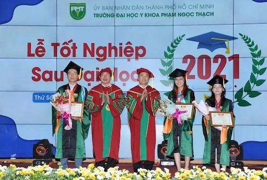 Nhà trường tuyên dương học viên tốt nghiệp đạt nhiều thành tích.