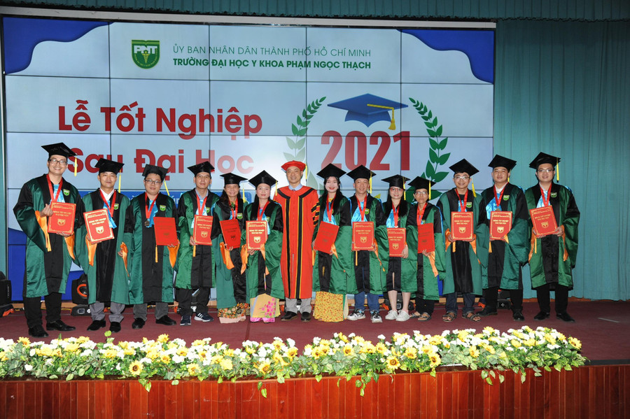 Đại diện nhà trường trao bằng tốt nghiệp cho học viên. Đại diện nhà trường trao bằng tốt nghiệp cho học viên.