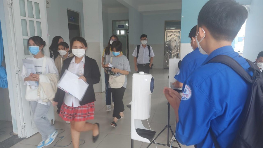 Thí sinh đến làm thủ tục, nghe phổ biến quy chế tại điểm thi Trường THPT Lý Thái Tổ (TP Thuận An, Bình Dương). Thí sinh đến làm thủ tục, nghe phổ biến quy chế tại điểm thi Trường THPT Lý Thái Tổ (TP Thuận An, Bình Dương).