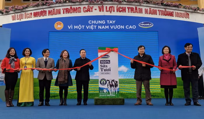 Các đại biểu thực hiện nghi lễ phát động thực hiện chương trình Sữa học đường thành phố Hà Nội