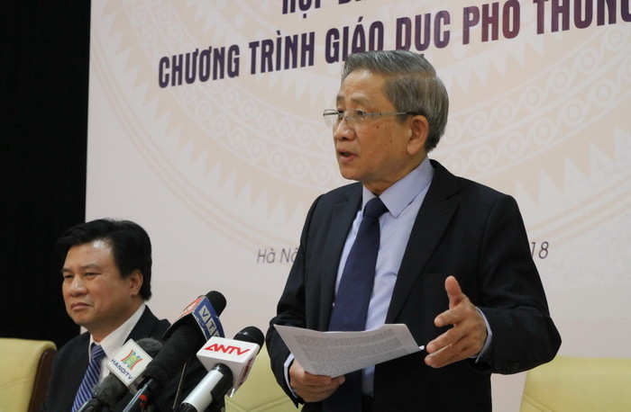 GS Nguyễn Minh Thuyết tại buổi họp báo giới thiệu chương trình giáo dục phổ thông mới