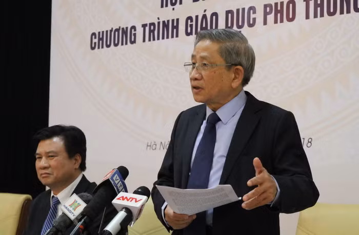 GS Nguyễn Minh Thuyết tại buổi họp báo giới thiệu chương trình giáo dục phổ thông mới