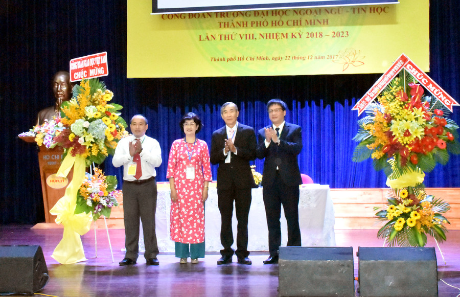 TS Trần Quang Nam (Bí thư Đảng ủy, Hiệu trưởng HUFLIT) và TS Nguyễn Ngọc Ân (Phó chủ tịch Công đoàn Giáo dục VN) tặng hoa chúc mừng Đại hội TS Trần Quang Nam (Bí thư Đảng ủy, Hiệu trưởng HUFLIT) và TS Nguyễn Ngọc Ân (Phó chủ tịch Công đoàn Giáo dục VN) tặng hoa chúc mừng Đại hội