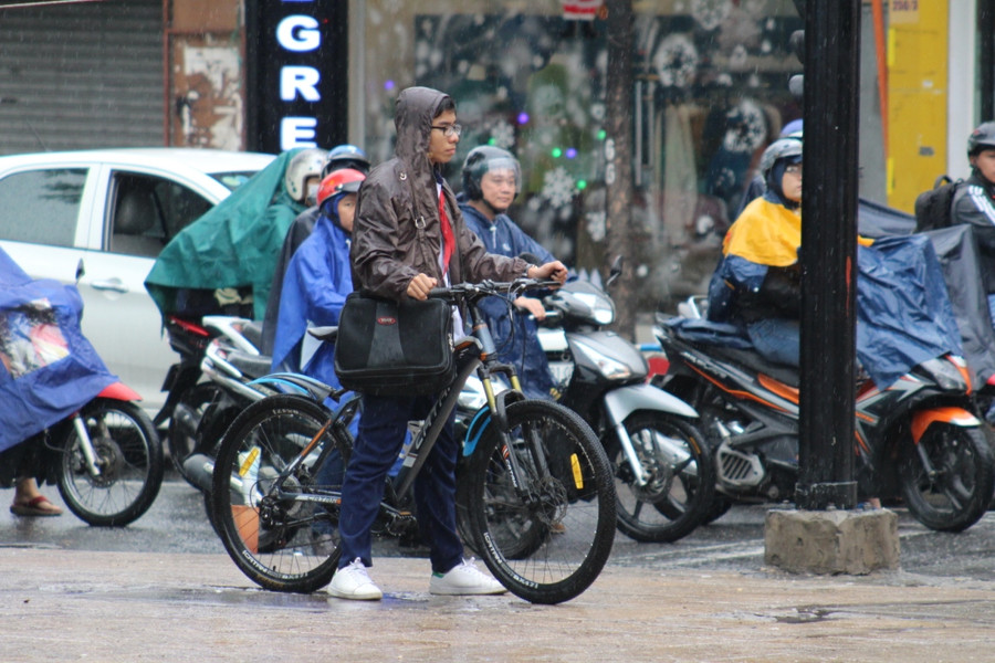 Một nam sinh Trường THCS Lê Lợi tự về nhà sau thông báo nghỉ học sáng nay