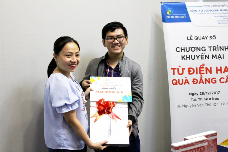 Giải nhất của chương trình khuyến mại “Từ điển hay – quà đẳng cấp” là một chiếc Macbook Air
