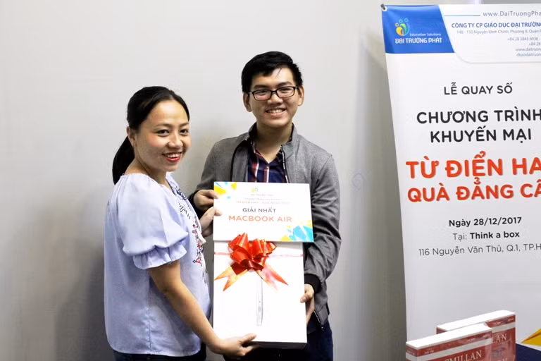 Giải nhất của chương trình khuyến mại “Từ điển hay – quà đẳng cấp” là một chiếc Macbook Air