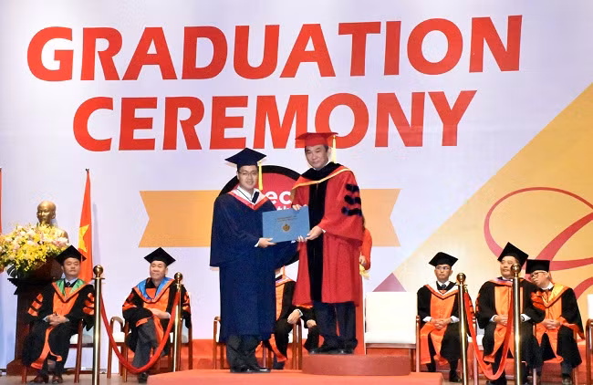 PGS.TS Hồ Thanh Phong – Hiệu trưởng nhà trường - trao bằng tốt nghiệp cho các tân thạc sĩ