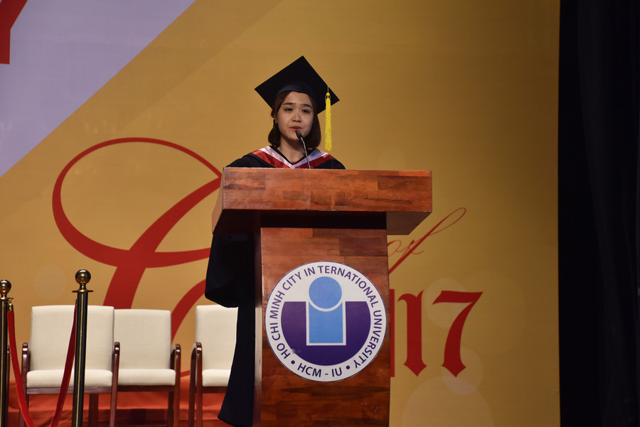 Tân thạc sĩ Phạm Thảo Vy (ngành Công nghệ sinh học) phát biểu tại buổi lễ. Vy cho rằng, chương trình đào tạo của nhà trường không chỉ trang bị cho mình những kỹ năng, kinh nghiệm mà còn thay đổi thái độ đối với khoa học và nghiên cứu. Tân thạc sĩ Phạm Thảo Vy (ngành Công nghệ sinh học) phát biểu tại buổi lễ. Vy cho rằng, chương trình đào tạo của nhà trường không chỉ trang bị cho mình những kỹ năng, kinh nghiệm mà còn thay đổi thái độ đối với khoa học và nghiên cứu.