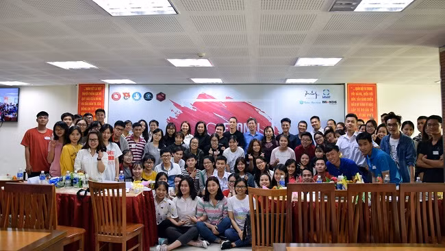 Ban tổ chức, nhà tài trợ, cố vấn chuyên môn và các bạn trẻ tại vòng 2 Edone! Future Entrepreneur 2017 