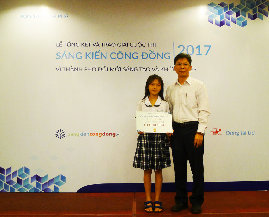 Ông Nguyễn Việt Dũng - Giám đốc Sở KH&CN TPHCM trao giải Nhất cho em Nguyễn Thị Quỳnh Trâm