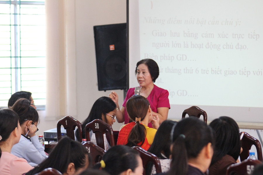 Chuyên gia tâm lý - Tiến sĩ Đinh Thị Tứ trình bày tại buổi tọa đàm