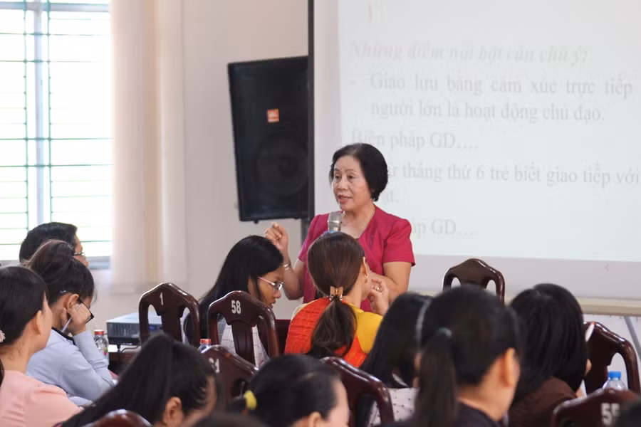 Chuyên gia tâm lý - Tiến sĩ Đinh Thị Tứ trình bày tại buổi tọa đàm