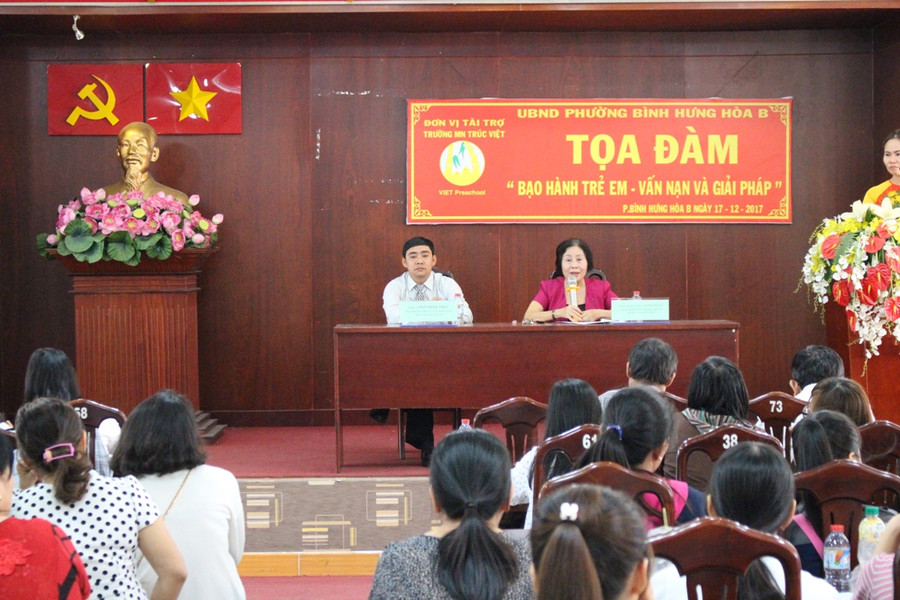 Tiến sĩ Đinh Thị Tứ và luật sư Lê Minh Trực trả lời các câu hỏi của khán giả