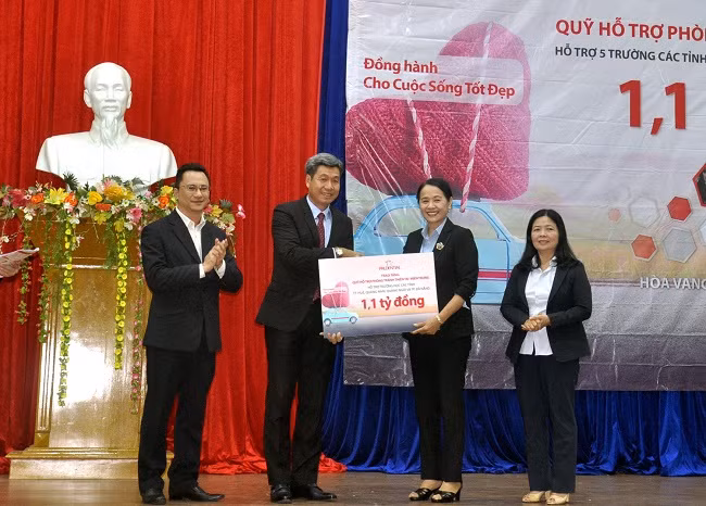  Đại diện Prudential Việt Nam trao số tiền tượng trưng cho đại diện các trường học được hỗ trợ