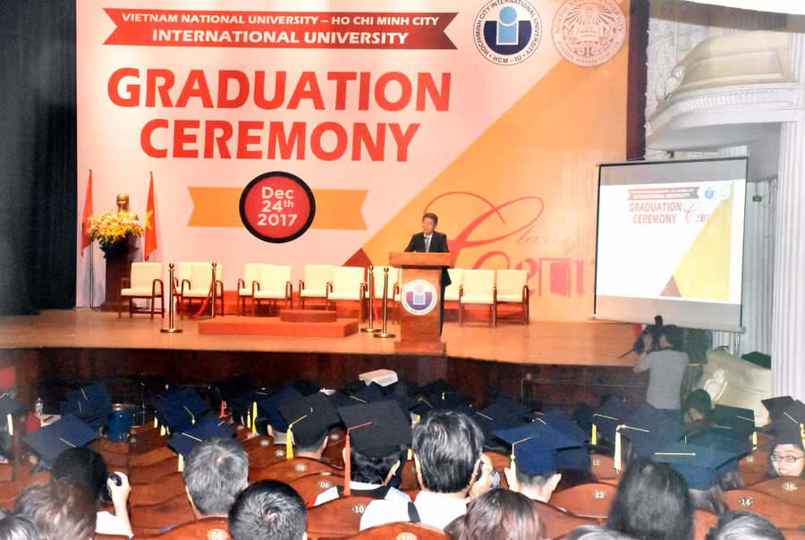 Tại buổi lễ, doanh nhân Trần Bá Dương - Chủ tịch tập đoàn ô tô Trường Hải đã có những chia sẻ với các tân thạc sĩ, những vấn đề về tri thức trong thời đại CMCN 4.0. Ông Dương đề cập đến khía cạnh: Ánh xạ tri thức, Tâm thế và Bản lĩnh mà những người trẻ sẽ phải đối diện