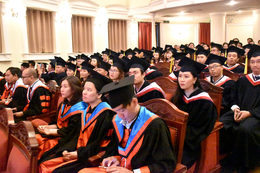 Các tân thạc sĩ chờ lên nhận bằng tốt nghiệp Các tân thạc sĩ chờ lên nhận bằng tốt nghiệp