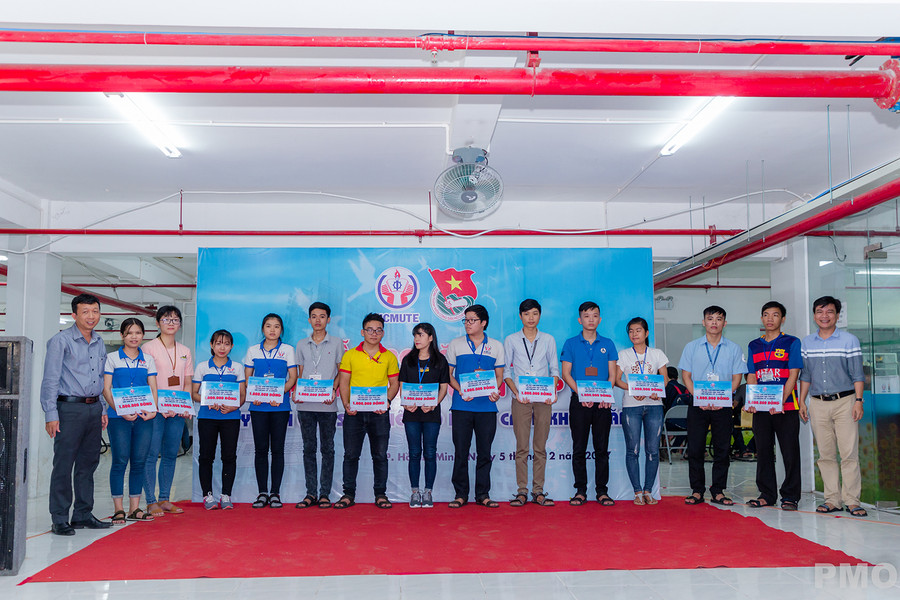 Đại diện nhà trường trao học bổng hỗ trợ SV có gia đình bị ảnh hưởng nặng trong cơn bão số 12 vừa qua