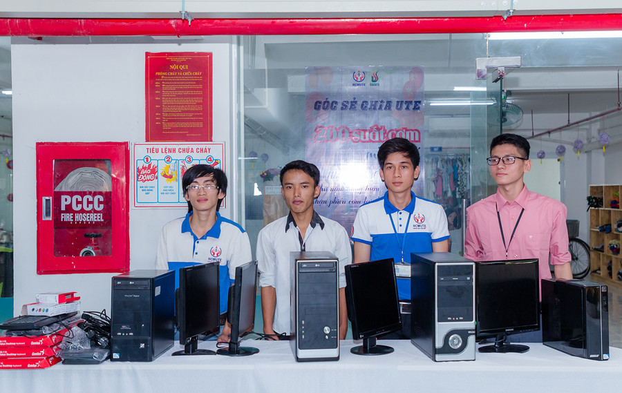 4 SV nhận 4 bộ máy tính