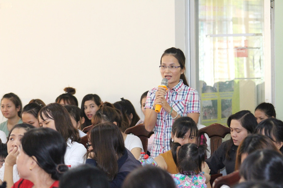 Một cô giáo mầm non tham dự đặt câu hỏi cho tiến sĩ Đinh Thị Tứ về cách hạn chế bạo hành trong cơ sở nuôi dạy trẻ ngoài công lập