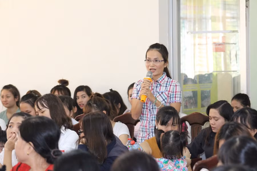 Một cô giáo mầm non tham dự đặt câu hỏi cho tiến sĩ Đinh Thị Tứ về cách hạn chế bạo hành trong cơ sở nuôi dạy trẻ ngoài công lập