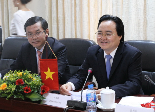 Bộ trưởng Phùng Xuân Nhạ trao đổi về những vấn đề mà hai bên cùng quan tâm