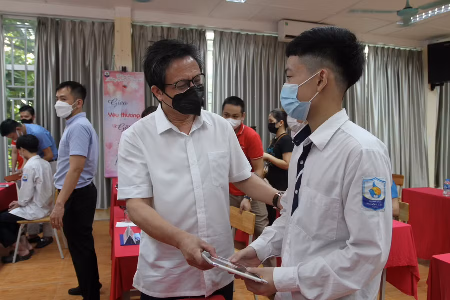 Đại diện Bộ GD&amp;ĐT trao quà cho học sinh