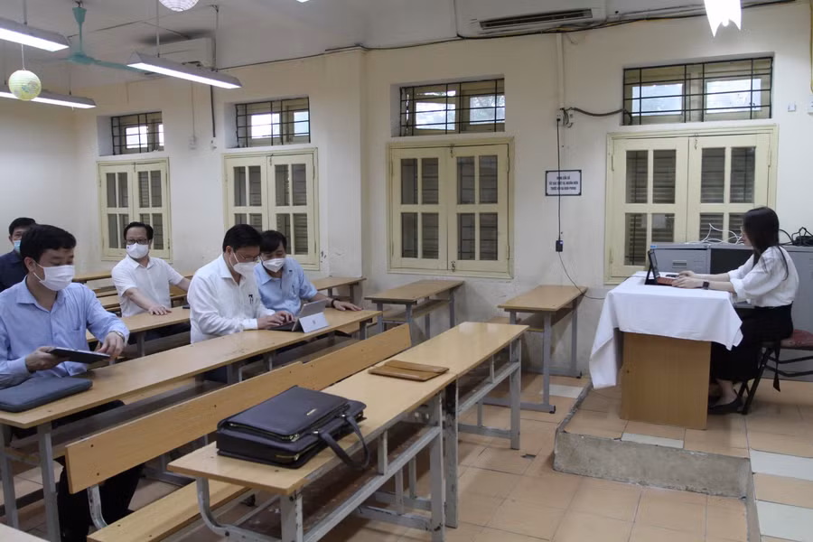 Thứ trưởng Nguyễn Hữu Độ dự giờ một tiết học trực tuyến tại Trường THCS Đống Đa.