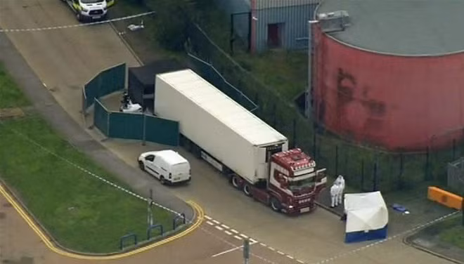 Chiếc xe container bị cảnh sát Anh phát hiện bên trong có 39 thi thể nằm ở khu công nghiệp Waterglade thuộc hạt Essex, phía đông bắc London, Anh hôm 23/10 vừa qua. Chiếc xe container bị cảnh sát Anh phát hiện bên trong có 39 thi thể nằm ở khu công nghiệp Waterglade thuộc hạt Essex, phía đông bắc London, Anh hôm 23/10 vừa qua.